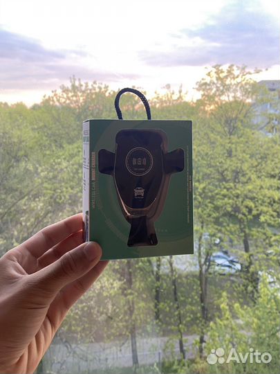 Автомобильный держатель с беспроводной зарядкой