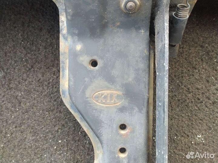 Верхняя планка телевизора KIA sorento 2005г. 2.5