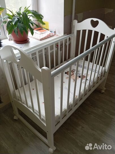 Детская кроватка из массива