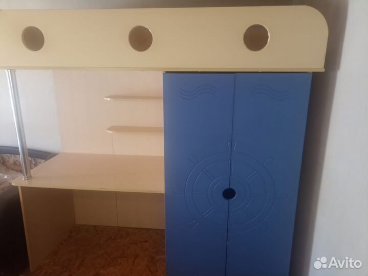 Детская кровать чердак со столом и шкафом бу