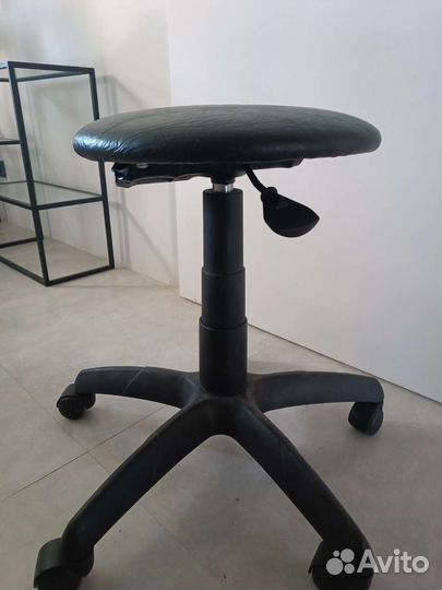 Стул для мастера педикюра бу