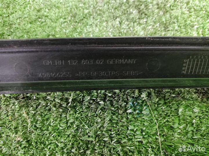 Молдинг лобового стекла правый Opel Astra J 2010