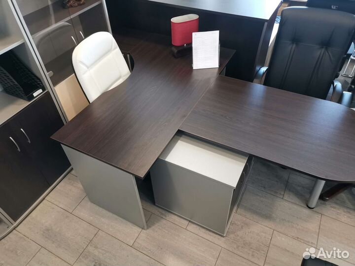Офисный стол для руководителя новый в упаковке