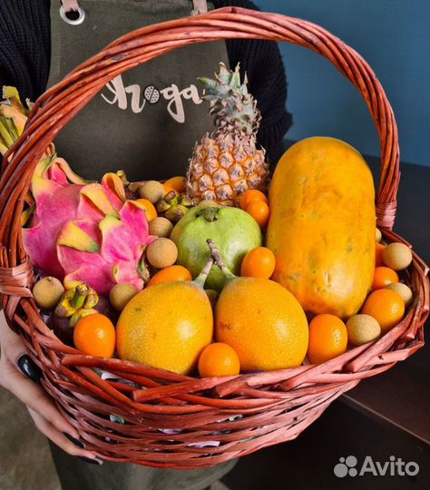 Корзина с экзотическими фруктами Таиланда