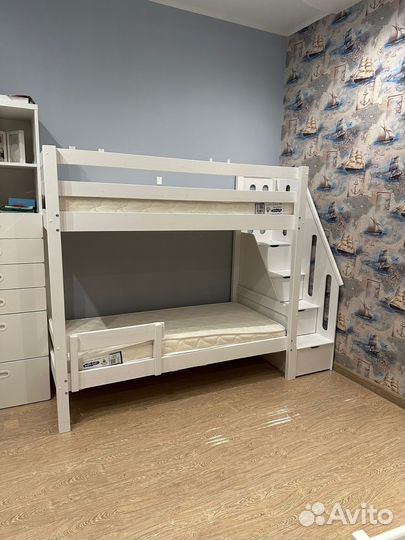 Детская кровать из массива с лесенкой комодом