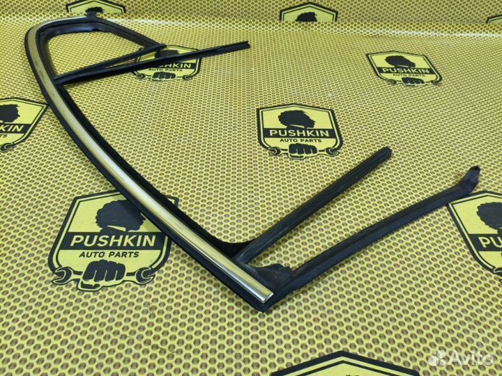 Уплотнитель стекла двери задний левый Opel