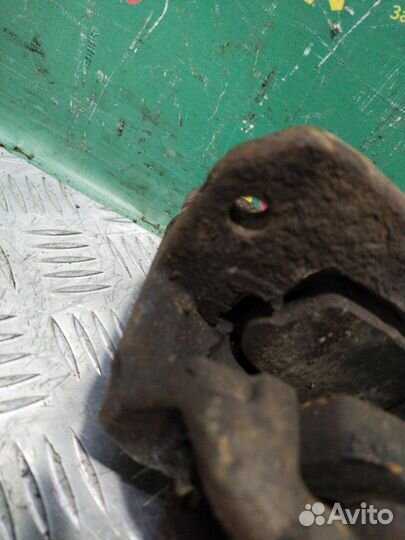 Суппорт передний левый Toyota Camry Gracia