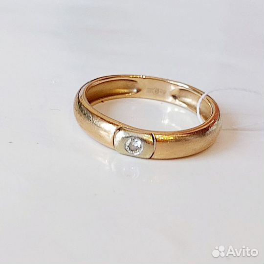 Золотое кольцо с бриллиантом