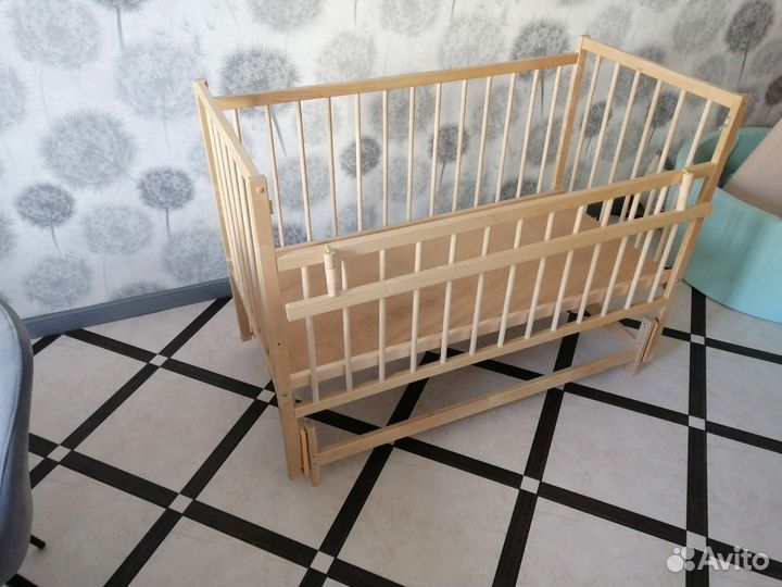 Детская кроватка с поперечным маятником