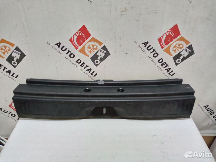 Mercedes B W246 накладка замка багажника