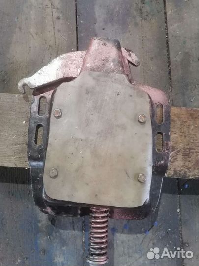 Механизм ручного тормоза