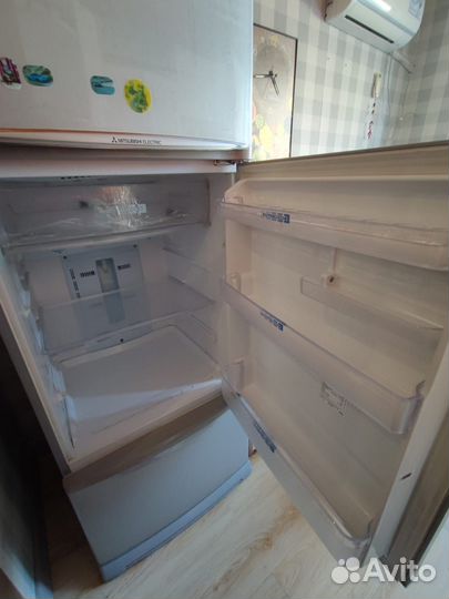 Холодильник бу Mitsubishi