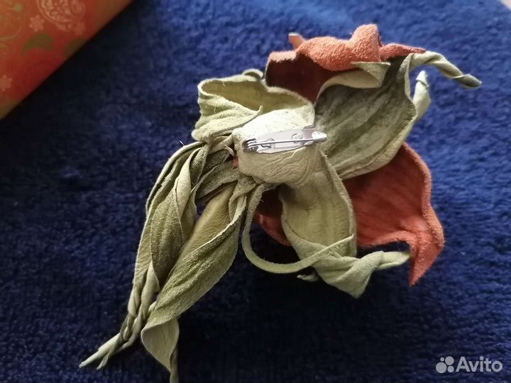 Брошь из натуральной кожи