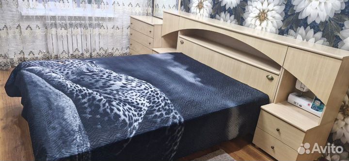 Кровать с матрасом и тумбочками