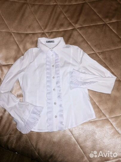 Продаю детскую школьную блузку Choupette на рост 1