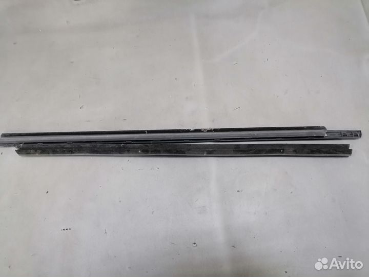 Уплотнитель правого стекла перед Opel Astra H 2005