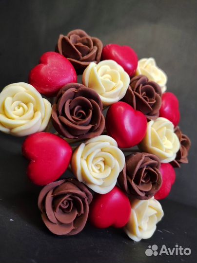 Шоколадные Розы и Сердца - 19 шт в Букете