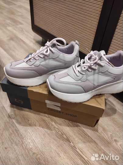 Кроссовки женские