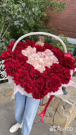 Корзина цветов с ажурными розами