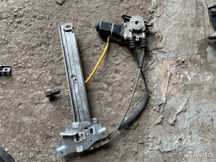 Стеклоподъемник задний левый Kia Spectra