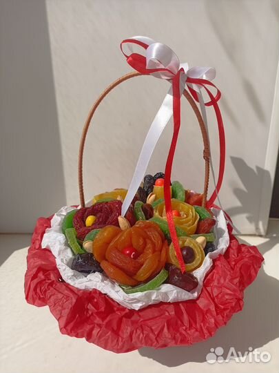 Корзина с сухофруктами