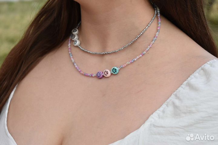Колье-чокер из бисера со смайликами