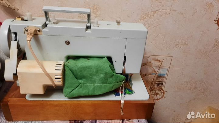 Швейная машина Чайка 143