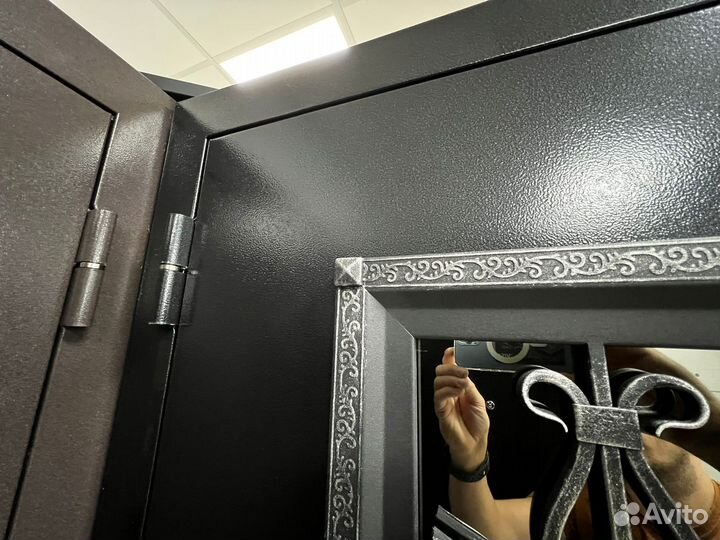 Входная дверь Венеция со стеклопакетом и ковкой