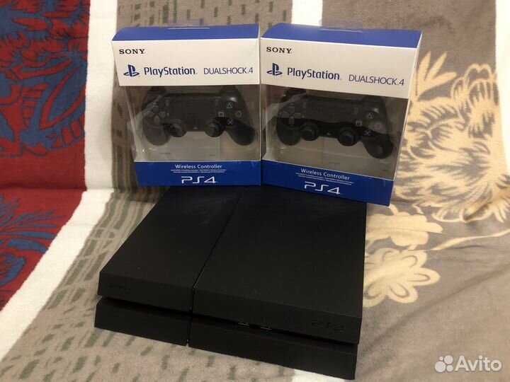 PS4 1Tb + много игр и два новых джойстика