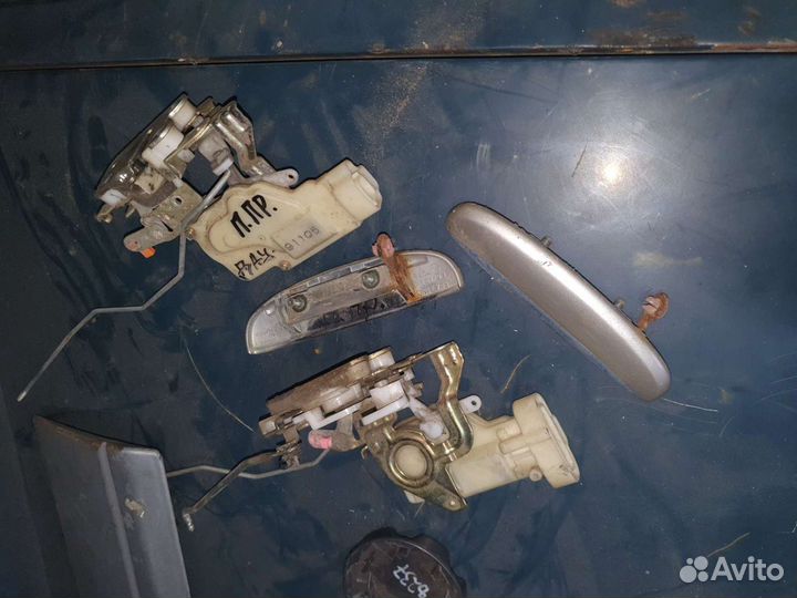 Ручка замок двери на дайхатцу сирион 2001г