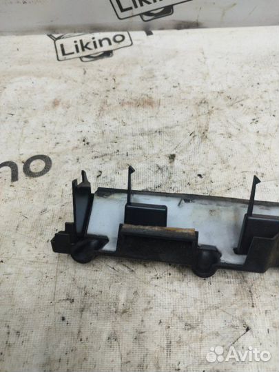 Крышка двигателя правая Jeep Grand Cherokee (WK)