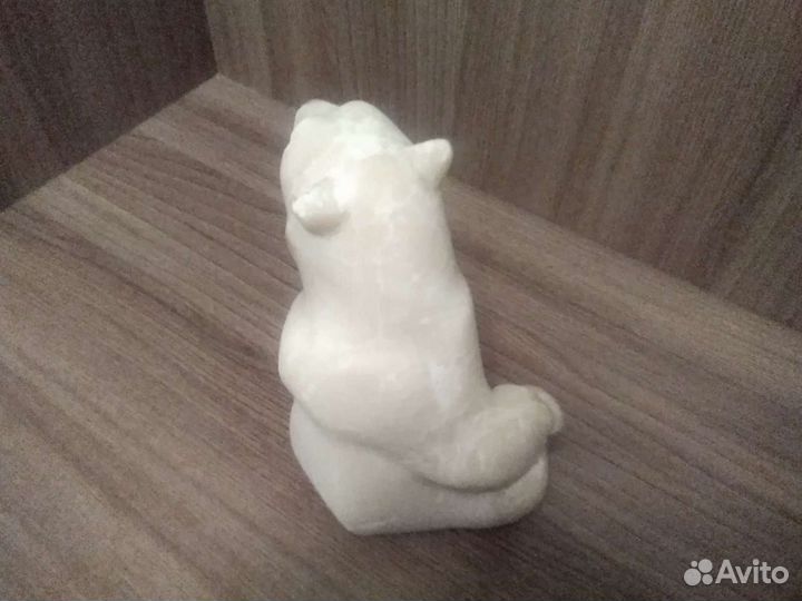 Статуэтка медведь из белого мрамора