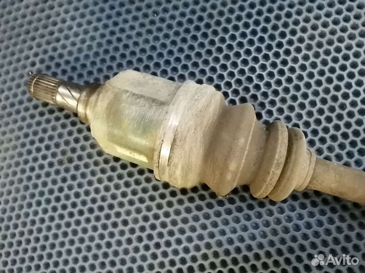 Привод правый Nissan Bluebird u14