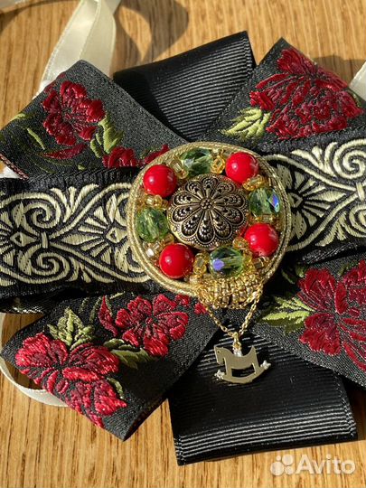 Брошь в стиле а-ля рус (A la russe)