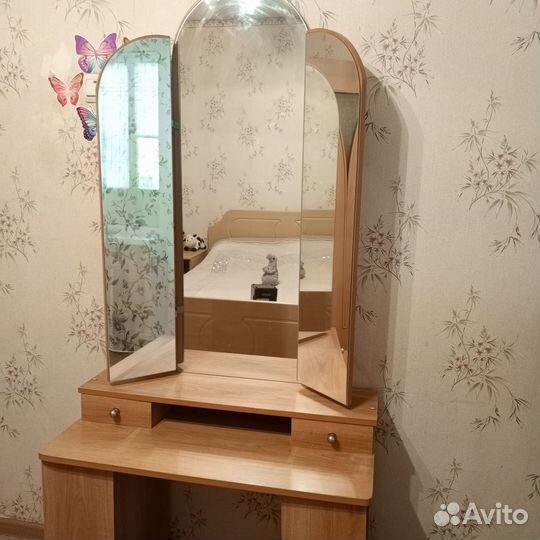 Продам зеркало с тумбочкой