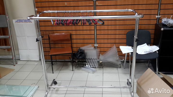 Итальянские хромированные вешала и маникены