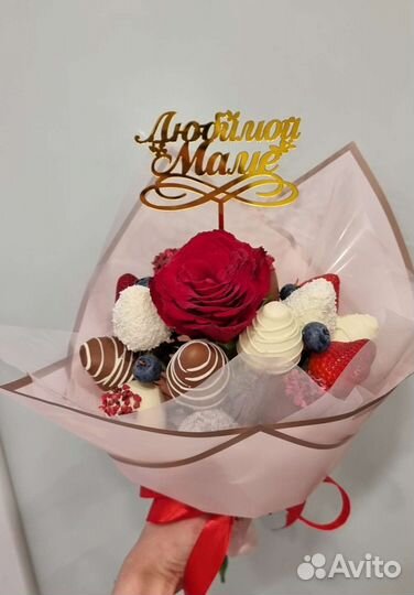 Букетик клубники в шоколаде и розы