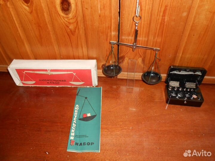 Набор гирь и весы