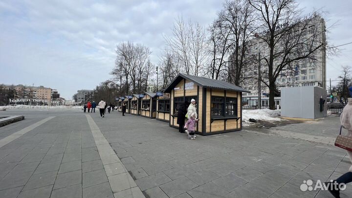 Продавец в домик на Нижегородской Ярмарке