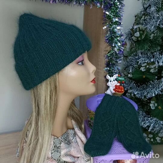 Шапка женская и варежки