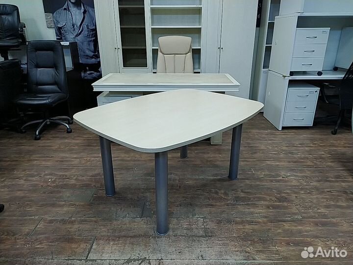 Стол для переговоров б/у 140х110х75 02180-клн