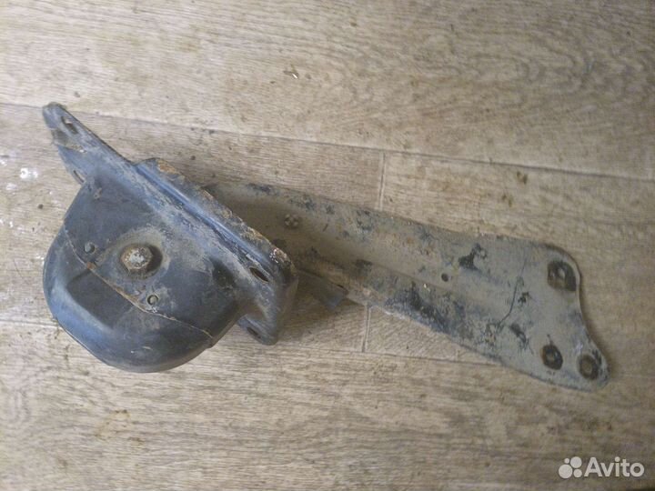 Рычаг задний правый продольный Volkswagen Jetta 5