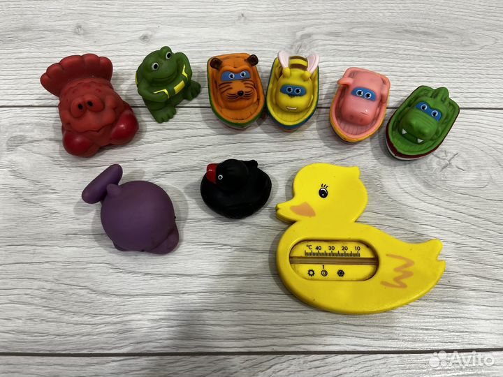 Игрушки для купания и термометр