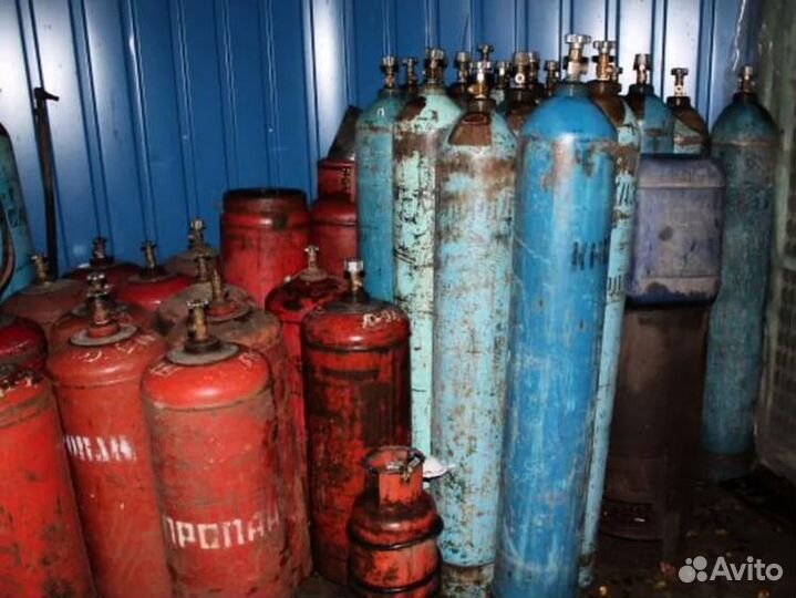 Баллоны с горючим газом нужно хранить. Кислородный и пропановый баллоны. Кислородные баллоны и баллоны с пропаном. Хранение кислородных баллонов. Баллоны с горючими газами.