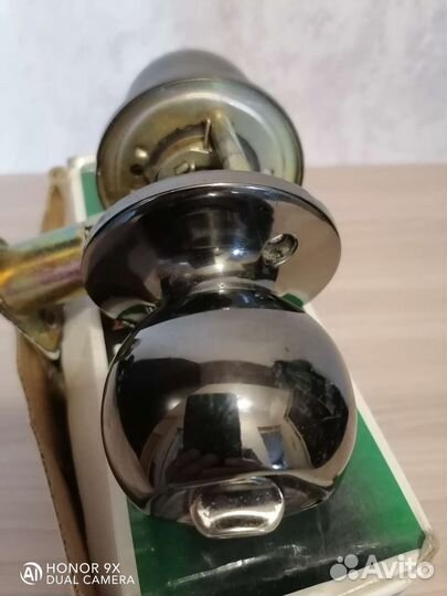 Дверная ручка с замком и защелкой