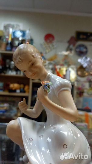 Статуэтка Девочка с букетом Германия Валлендорф