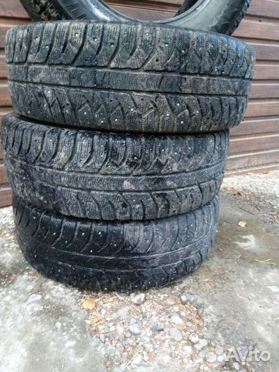 Bridgestone Ice Cruiser 7000 215/65 R16