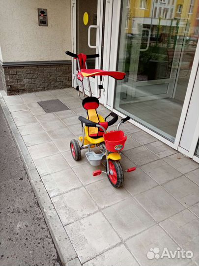 Детский велосипед с ручкой