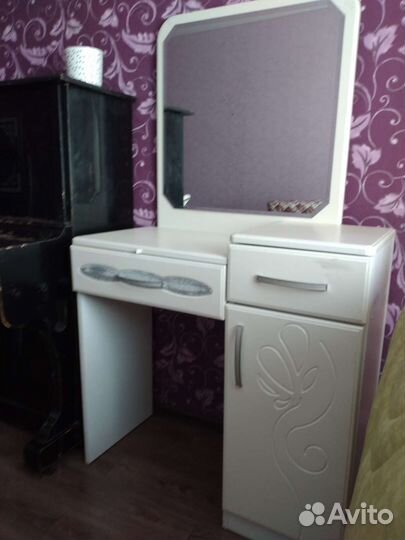 Туалетный столик с зеркалом бу