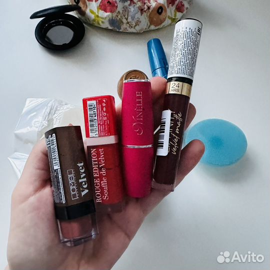 Набор косметики в косметичке